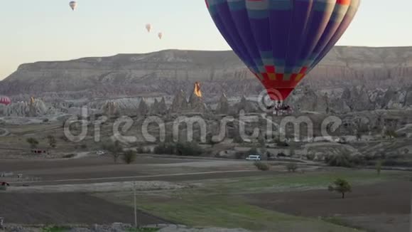 一群人乘气球飞过岩石视频的预览图