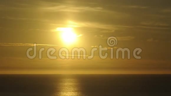 4K日落的时间流逝太阳在海洋上反射在地平线后面消失视频的预览图