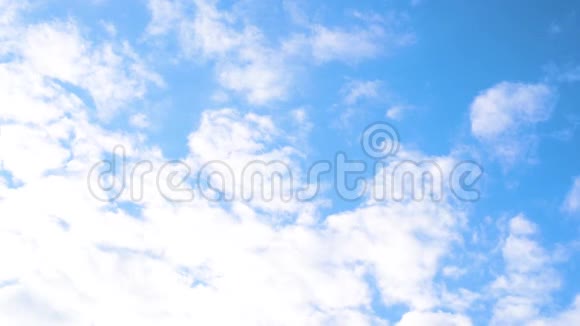 白云飘在蓝天的旁边视频的预览图