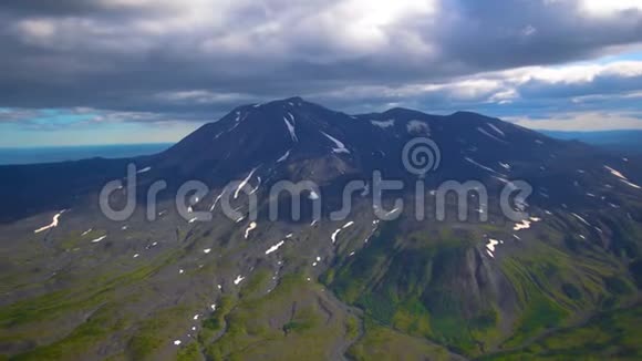 从直升机上可以看到俄罗斯克拉伊的山脉和火山视频的预览图