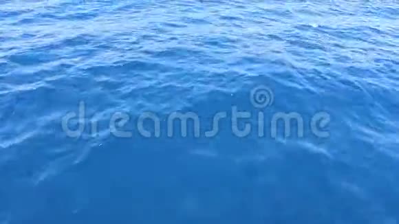 乘着一艘小船穿过深蓝色的大海视频的预览图