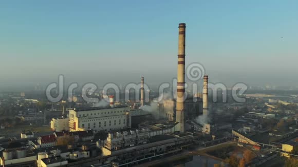 厂区烟管顶着蓝天污染空气排放视频的预览图
