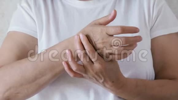 女人正在按摩她的手关节疼痛视频的预览图
