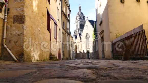 法国勒芒的一条铺面街道视频的预览图
