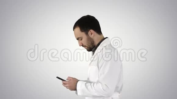步行医生或护士在梯度背景下用手机发短信视频的预览图