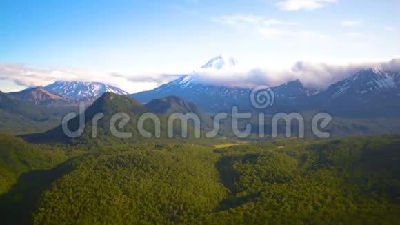 从直升机上可以看到俄罗斯克拉伊的山脉和火山视频的预览图