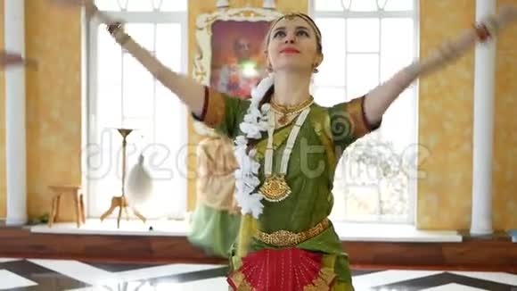 一位穿着传统舞服的可爱年轻女子视频的预览图