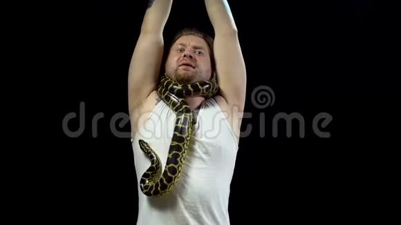 他脖子上戴着蟒蛇的金发男人视频的预览图