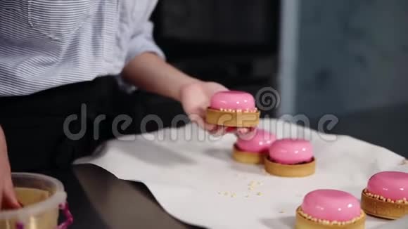 烹饪烘焙和糖果概念厨师装饰镜子釉蛋糕与金色洒在厨房视频的预览图