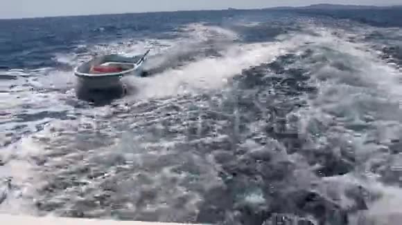 乘着一艘小船穿过深蓝色的大海视频的预览图