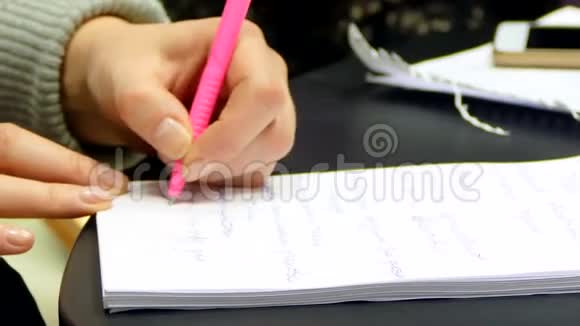 左撇子正在笔记本上记录视频的预览图