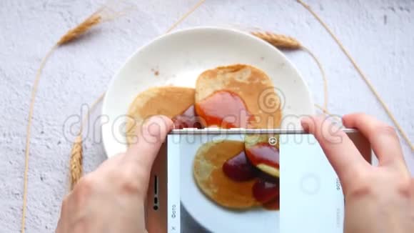 女手早餐接过电话这个女孩正在拍食物特写照片视频的预览图