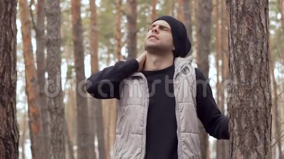 3年轻人在森林里挨着树脖子疼视频的预览图