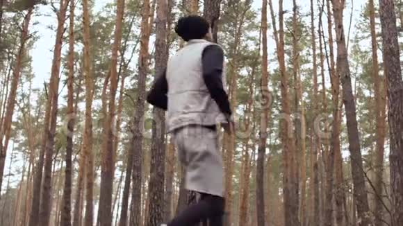 年轻人在森林里跑步时腰酸背痛视频的预览图