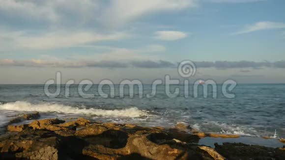 小船靠海航行巨浪覆盖石头溅起水花制造泡沫视频的预览图