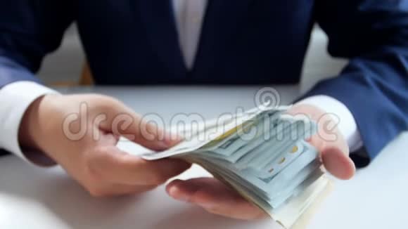 特写商人手里拿着一大叠钱拍打的慢动作视频视频的预览图