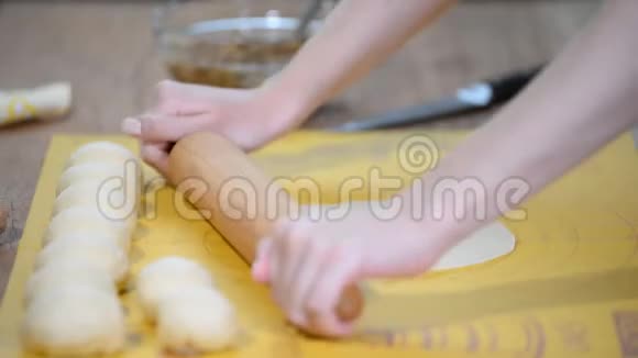 自制心形甜面包烹饪过程视频的预览图