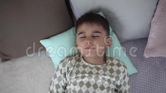 一个小男孩早上在床上醒来心情很好视频的预览图