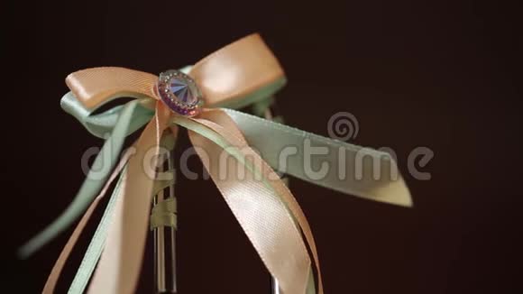新娘Bijouterie的婚礼蝴蝶结装饰丝带缎子装饰和珠宝视频的预览图
