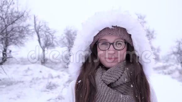 冬天天气戴眼镜的快乐女孩的肖像视频的预览图