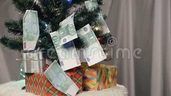 商人从圣诞树上收钱视频的预览图