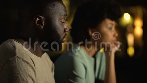 年轻人向女朋友道歉争吵夜城街冲突视频的预览图