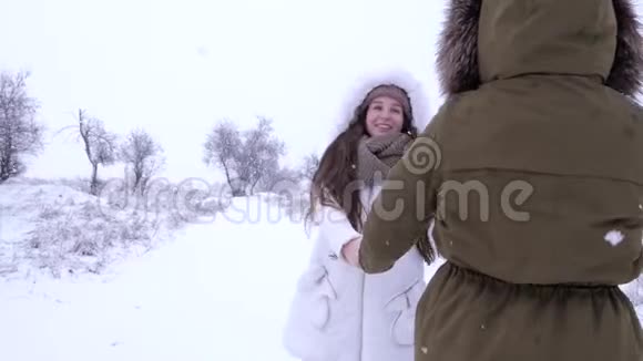 第一场雪女朋友们在假期的雪中度过闲暇时光视频的预览图