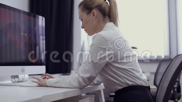 女商人在办公室用电脑工作时肩膀疼视频的预览图