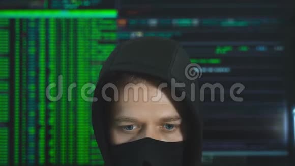 戴黑色面具的黑客视频的预览图