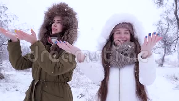 寒假里情绪激动的人们把胳膊放在雪下大笑视频的预览图