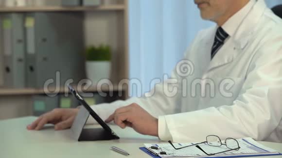 医生在医院查看病人X光片现代技术视频的预览图