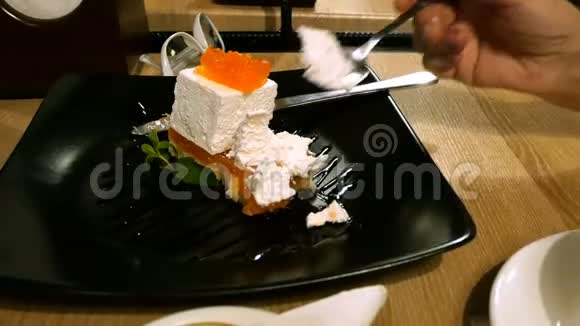 女人在咖啡馆或餐馆吃蛋糕用勺子拿起蛋糕喝杯子里的茶视频的预览图