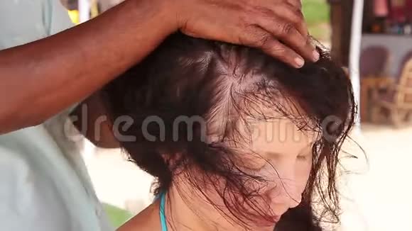 治疗师她的手做头部按摩的女人视频的预览图