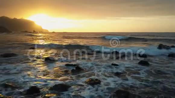 空中观景洋浪撞击岩石在美丽的日落光线下喷射靠近加拿大的特内里费视频的预览图