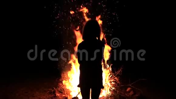 女孩正在表演她的轻波在一个大篝火前的动作视频的预览图