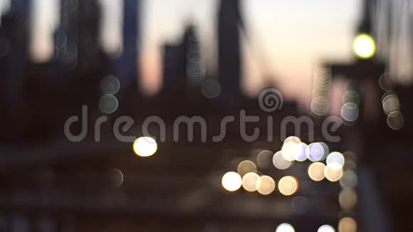 纽约天际线之夜模糊的灯光城市布鲁克林大桥抽象的背景视频的预览图