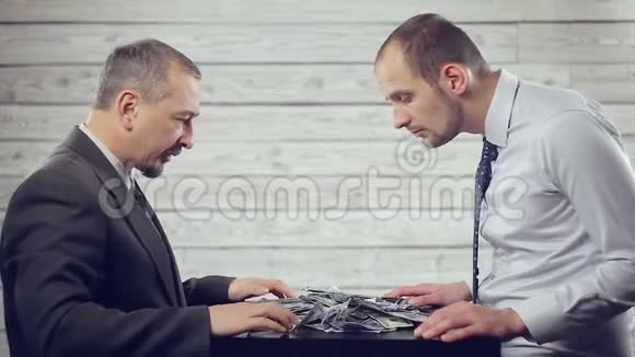 两个商人分享利润视频的预览图