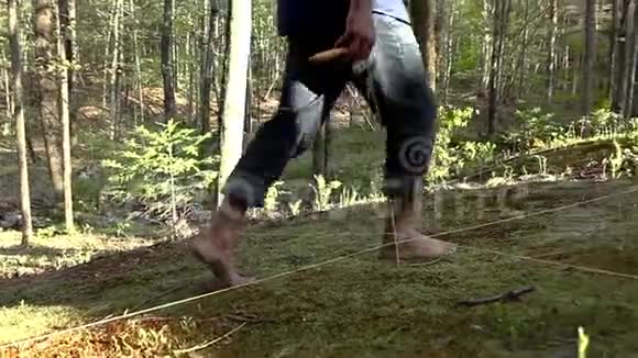 人的脚绕着一个用棍子和绳子做成的地标网格走视频的预览图