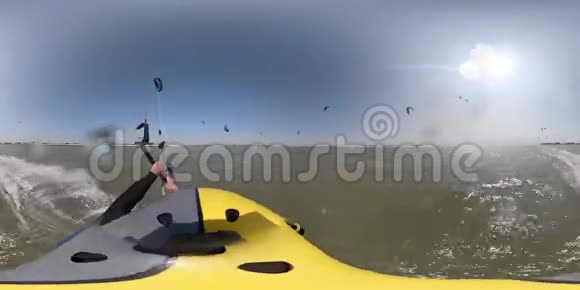 海上运动活跃第一人称观海人们在海上玩风筝视频的预览图