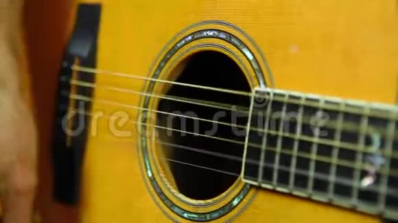 吉他手左手弹奏和弦视频的预览图