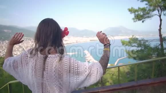 一个女孩从山上看着阿拉尼亚的大海视频的预览图
