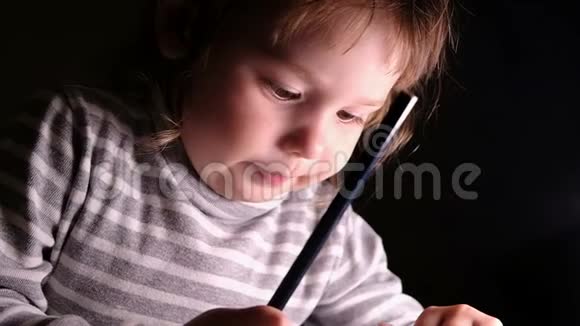 小女孩学会用铅笔在纸上画画慢动作视频的预览图