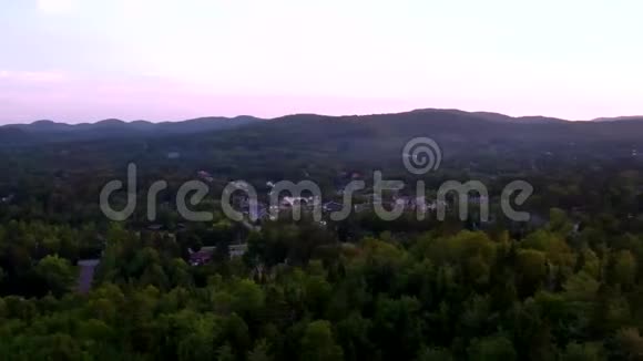 日落时的地平线从北方森林山顶上看视频的预览图