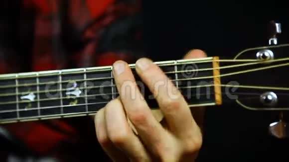 吉他手左手弹奏和弦视频的预览图