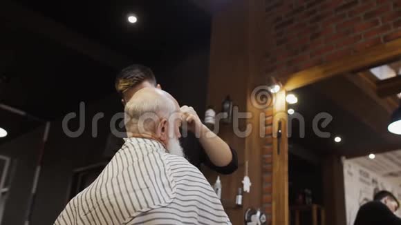 理发师为老人做新发型视频的预览图