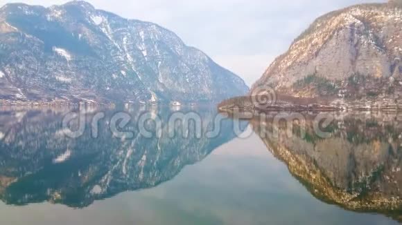 水晶清澈的霍尔斯塔特湖萨尔茨卡梅尔古特奥地利视频的预览图