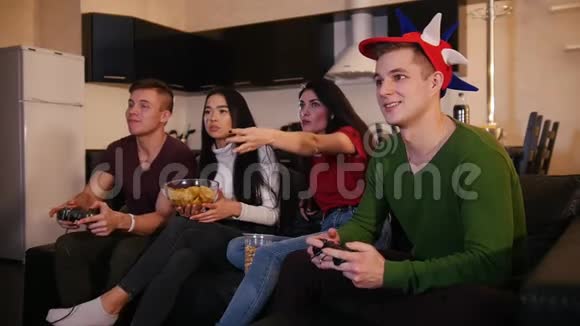一群年轻的朋友在一起两个年轻人在玩操纵杆游戏视频的预览图