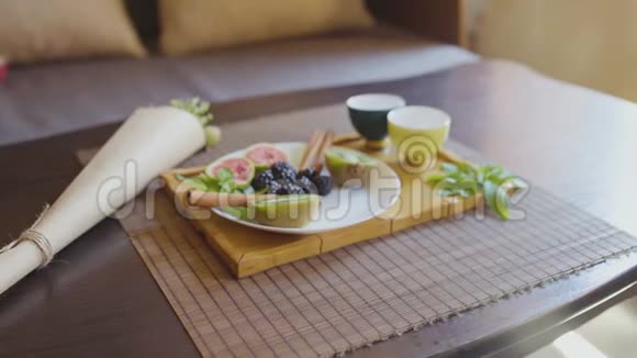 提供水果和茶的健康早餐幻灯片视频的预览图
