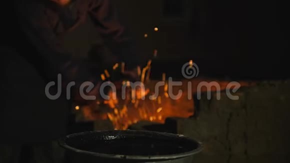 铁匠工作金属工匠村里私人铁匠铺的高地人金属制品的硬化洗澡视频的预览图