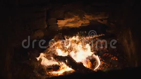 在壁炉里开火清洗点燃喇叭开玩笑锻造金属一个私人的工匠登山者视频的预览图